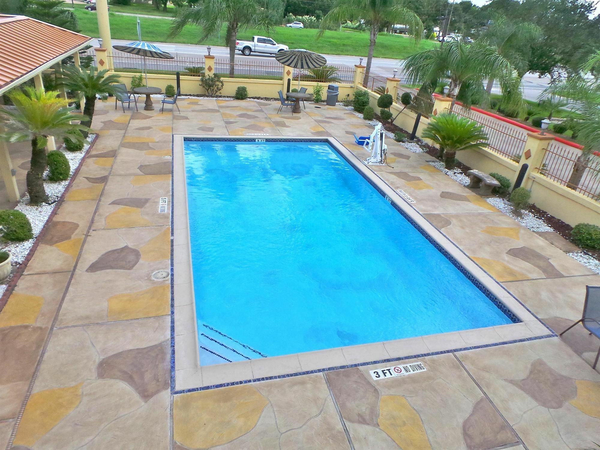 Americas Best Value Inn & Suites-Alvin/Houston Exterior photo